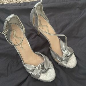 Brand new women’s silver heel